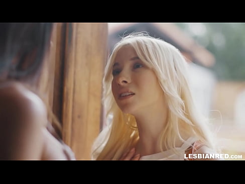 ❤️ Dívka se po několika měsících vrátí domů a skončí u lízání kundy své nevlastní matky ❤️ Domácí porno u nás ☑