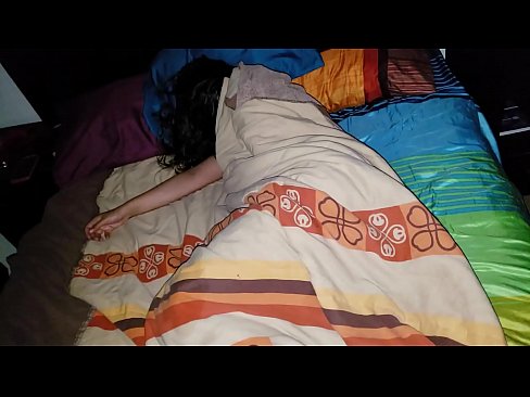❤️ Nevlastní syn buzeruje svou mladou nevlastní matku, zatímco ona spí. ❤️ Domácí porno u nás ☑